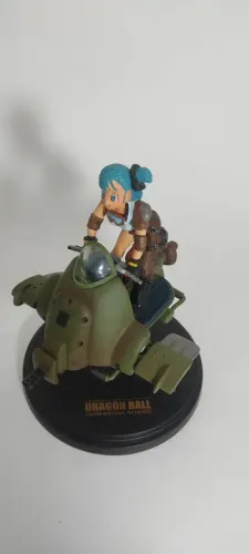 Boneco Dragon Ball Z Bulma em sua nave espacial