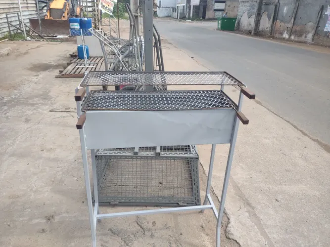 Churrasqueira Portátil de Metal com Grelha