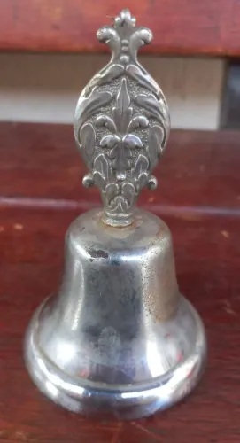 Antigo e lindo sino de mesa antiguidade enfeite decoração de mesa cenário cromado prateado