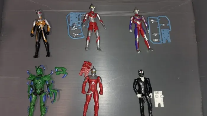 ULTRA PACK . 6 ACTION FIGURES escala 1:18 