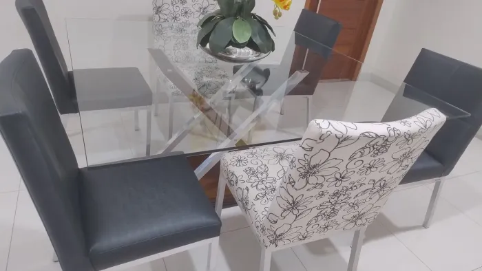Vendo mesa tampo de vidro com 6 cadeiras 