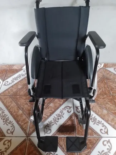 Cadeira de Rodas Confortável e Durável