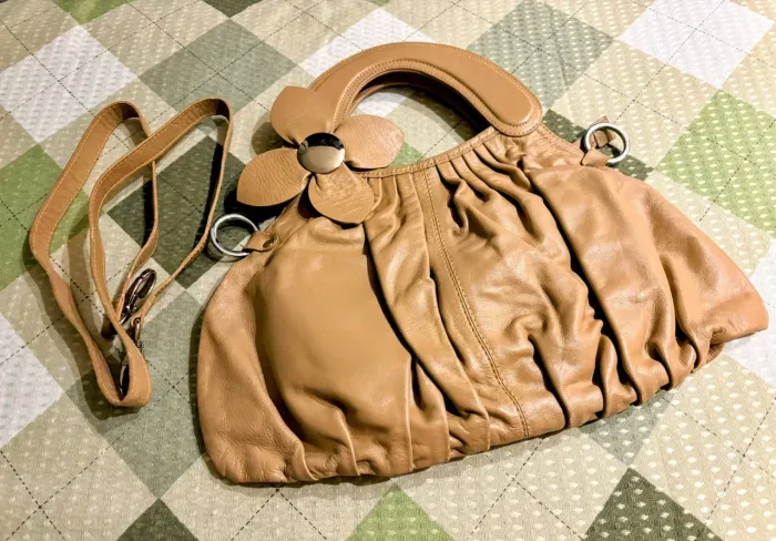 Bolsa de couro com detalhe de flor