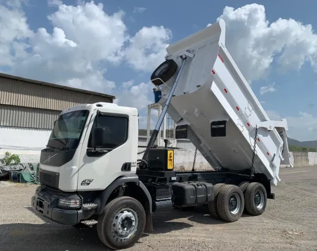 Volvo VM330 ano 2021/21, 6x4, com caçamba de 14 m, no Ceará