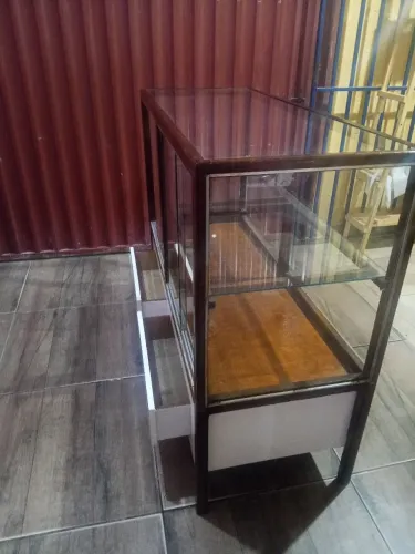 Vendo um balcão de vidro e madeira bem conservado