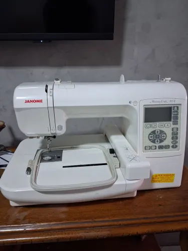 Máquina de bordado - janome memory craft 200E