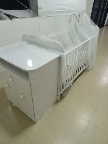 Vende-se berço pouco usado. R$ 400,00. Com colchão e lençóis de brinde. Aceito cartão.
