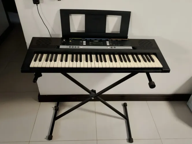 Teclado Yamaha com capa e suporte