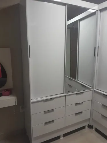 Guarda-roupa branco com porta espelhada e 6 gavetas