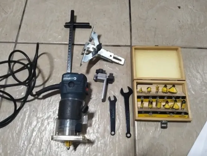 Tupia Bosch GKF 550 + Kit de Fresas + Acessórios - Completa - Muito Novo