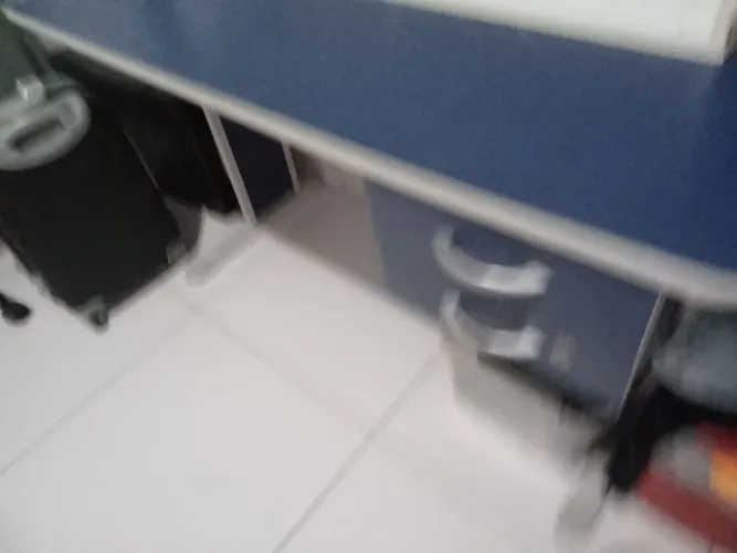 Mesa de escritório com duas gavetas