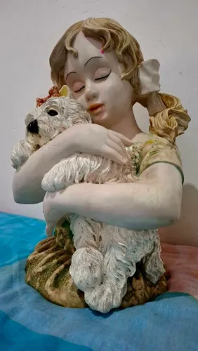 Escultura decorativa menina com cachorro - peça grande e delicada