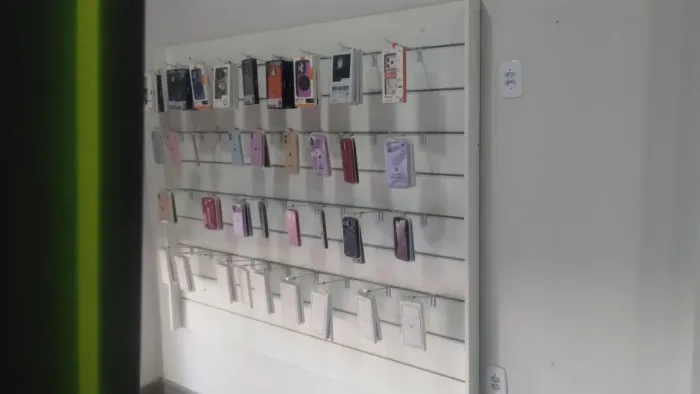 Vende-se balcão e painel canaletado e uma bancada para assistência técnica