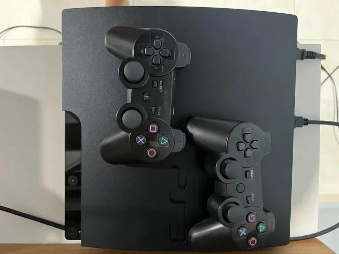 PS3 LIBERADO, VARIOS JOGOS, 4 CONTROLE E CABOS COMPLETO PEGANDO TUDO.