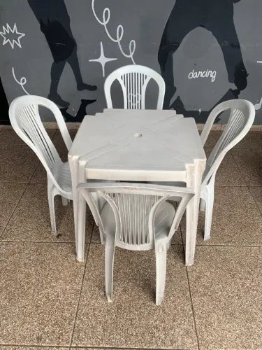 Desapegando conjuntos de mesa com as 4 cadeiras 