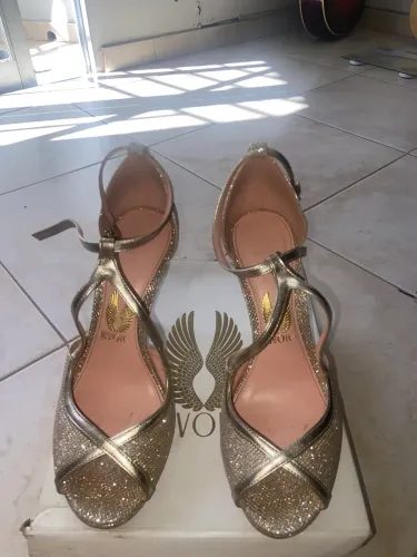 Sandália Invoice dourada com acabamento em glitter
