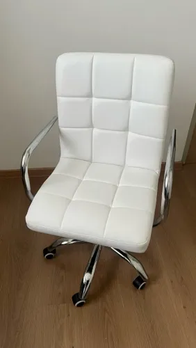 Cadeira branca para escritório