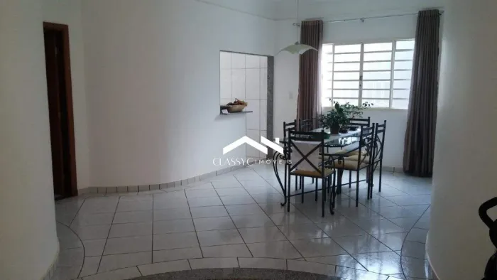 Casa em Cidade Jardim, Uberlândia 220 m² com piscina e área gourmet.