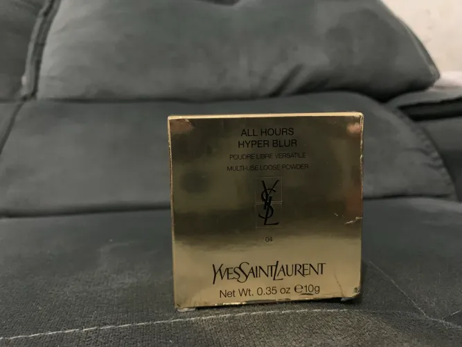Pó Solto Yves Saint Laurent (YSL) All Hours Hyper Blur.