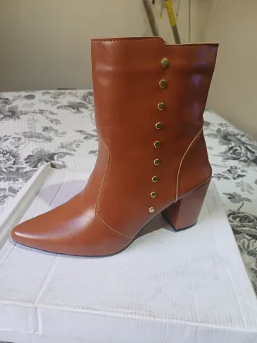Vende-se bota nunca usada.