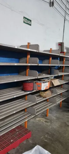 Prateleira ferro robusta reforçada