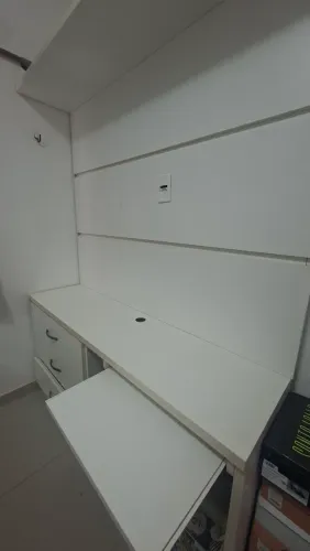 Escrivaninha Branca com Gavetas e Painel