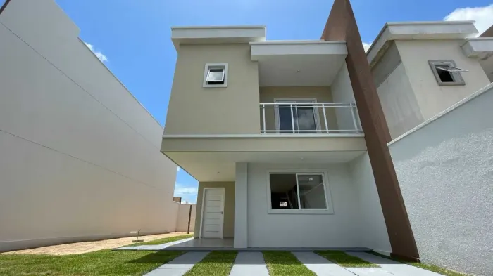 Casa Duplex / Sobrado Nova com Amplo Terreno em Rua Sem Saída no Centro do Eusébio, 04 Suí