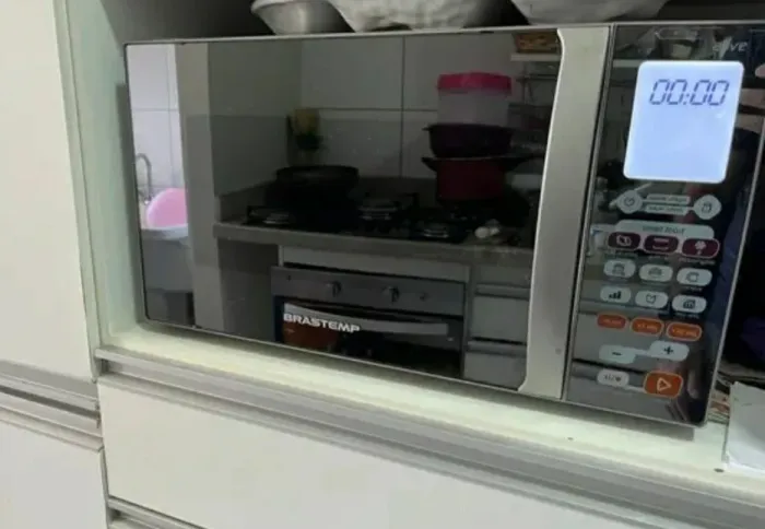 Microondas Brastemp espelhado