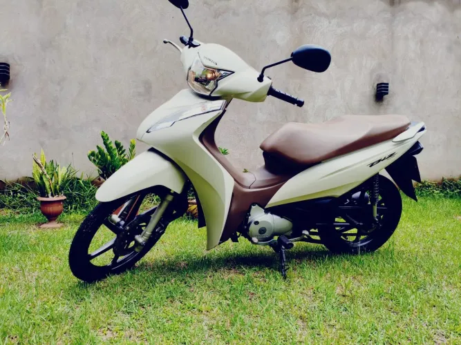 Vende se está linda moto, pouco rodada tel *