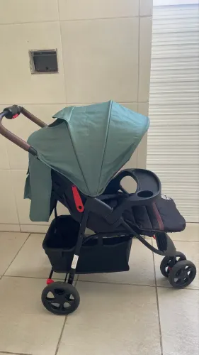 Carrinho de bebê seminovo