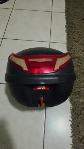 Baú Givi 45L com encosto