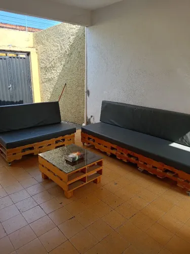 CONJUNTO DE SOFÁS FEITO COM PALETES