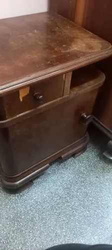 Criado mudo antigo