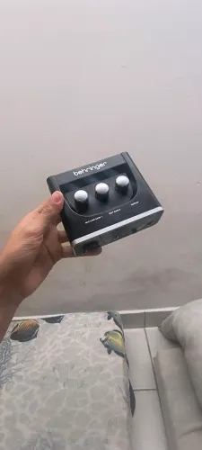 Interface de Áudio Behringer U-Phoria UM2 - Estado de Nova + Cabos