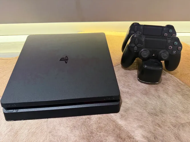 PlayStation PS4 + Volante +Jogos // 1TB e 2 Controles