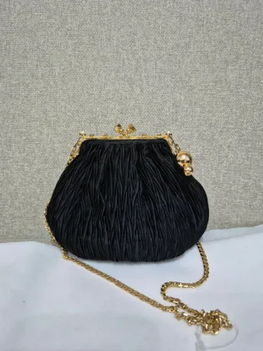 Bolsa de Festa Preta Amassada, Fecho Boca de Sapo Dourado, Alça Corrente - Ótimo Estado