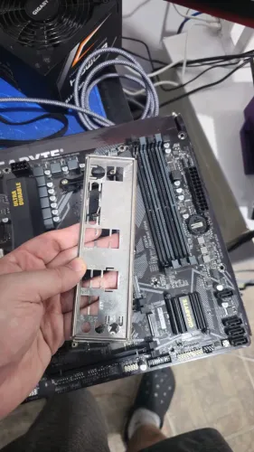 Placa mae Gigabyte B550M ds3h com defeito