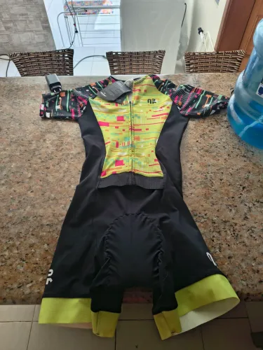 Macaquinho de triathlon com etiqueta
