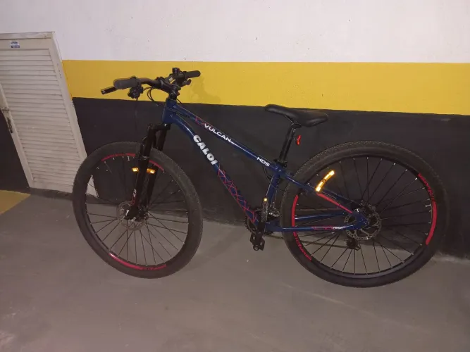 Bicicleta Caloi Vulcan aro 29 - toda em alumínio, suspensão com bloqueio, Shimano Tourney