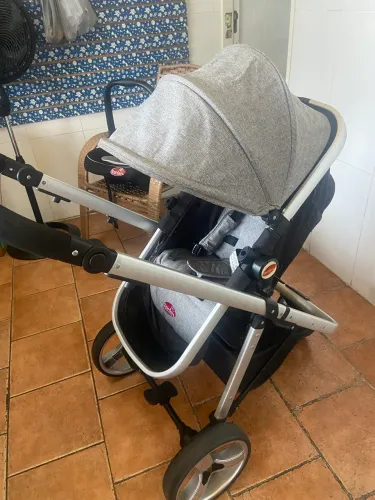 Carrinho de bebê com bebê conforto 