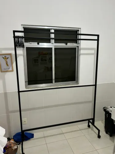 Vendo arara de roupas grande, nova, estrutura reforçada.