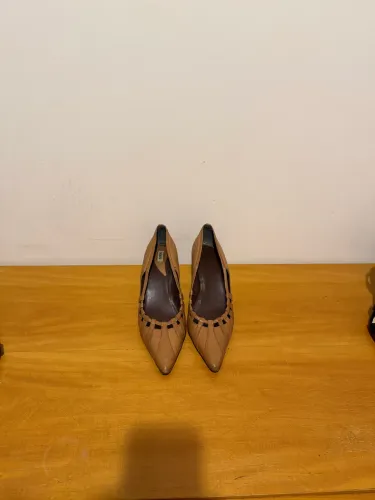 Scarpin Schultz em couro bege 39