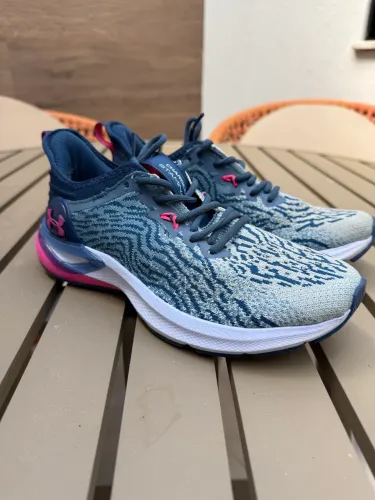 Tênis Under Armour Charged Stamina 