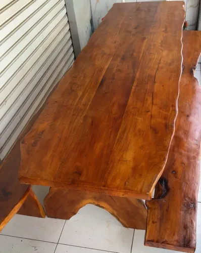 Mesa de 2.90 com 2 bancos