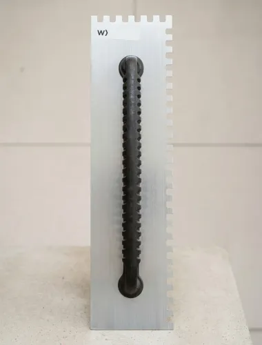 Desempenadeira dentada cabo PVC 12x48cm