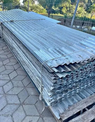 70 folhas de zinco usadas para doação com urgência