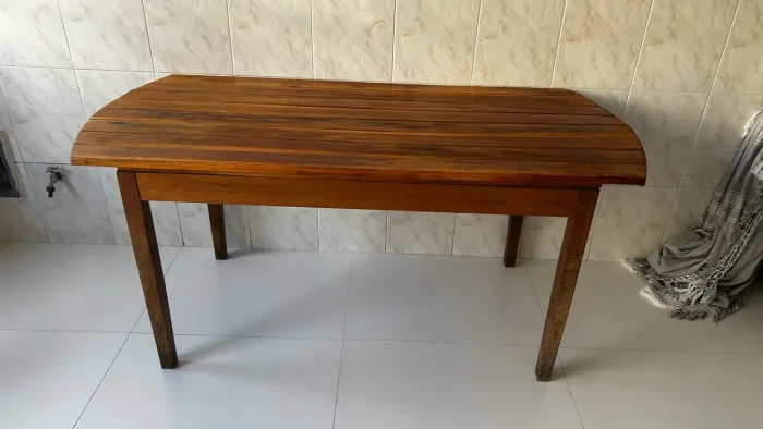 Vendo mesa em madeira maciça.