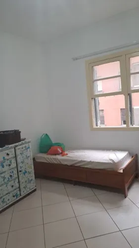 Cama de solteiro de madeira + colchão