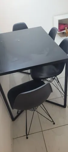 Jogo de Mesa Industrial Preta + 4 Cadeiras Eames Eiffel (Usado)