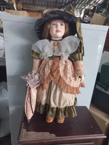 Vendo uma linda boneca antiga em perfeito estado de conservação!